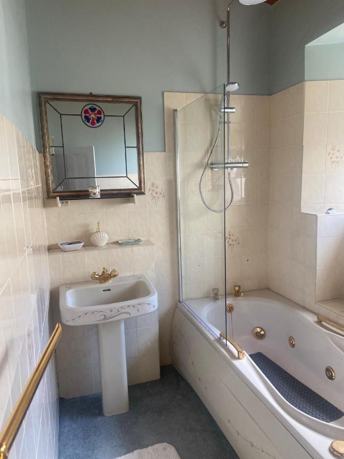 29 The Square Hotel Листоуел Екстериор снимка